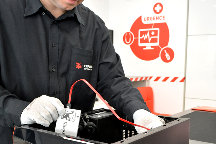Technicien CN-Tech intervenant sur les composants internes d'un ordinateur