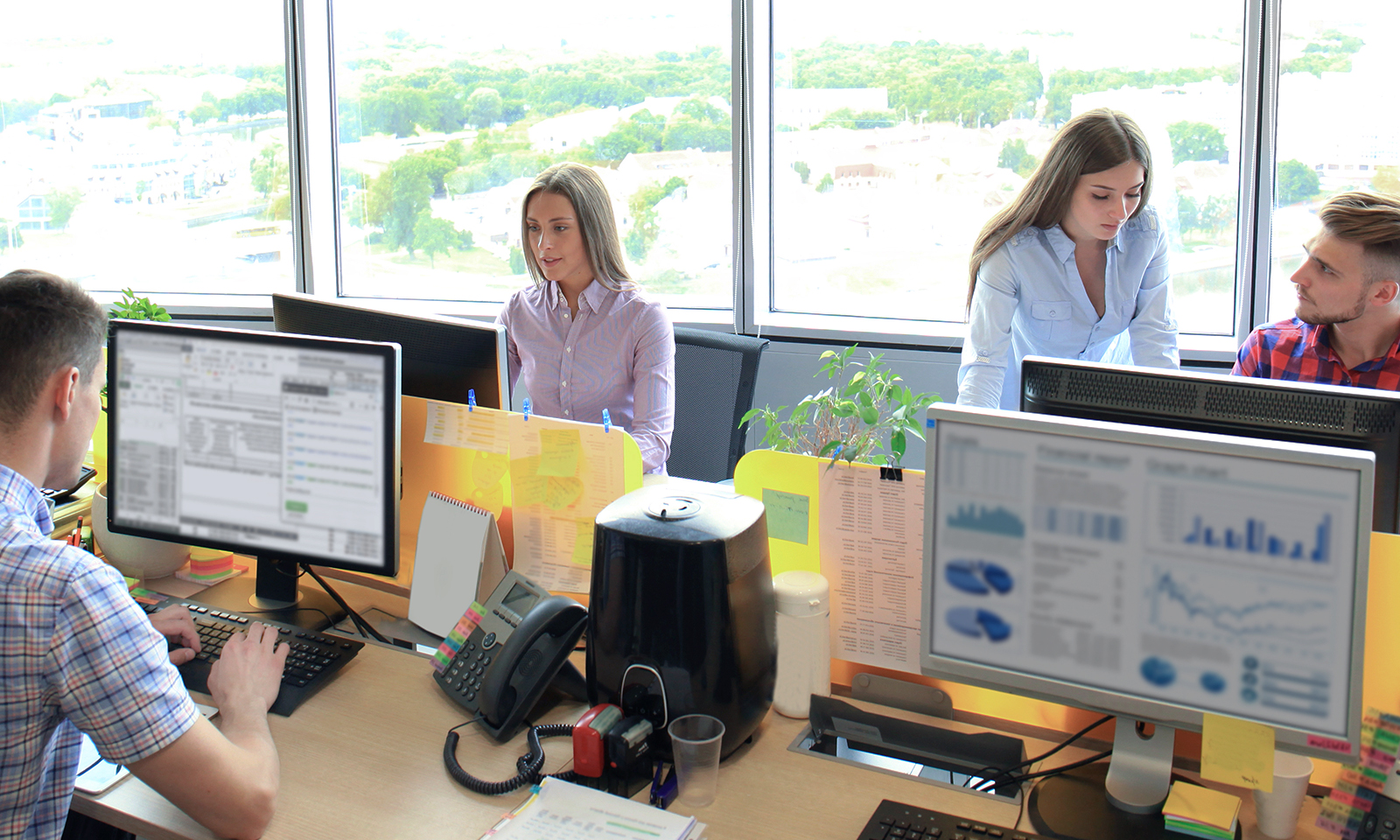 Poste de travail utilisé dans un environnement professionnel accompagné par CN-Tech